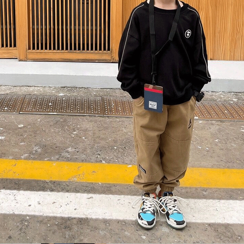 Odjeća za dječake 2023. Proljeće Novi trend pamuka Jednobojne korejske verzije s printom dugih rukava i okruglog izreza Široke modne majice