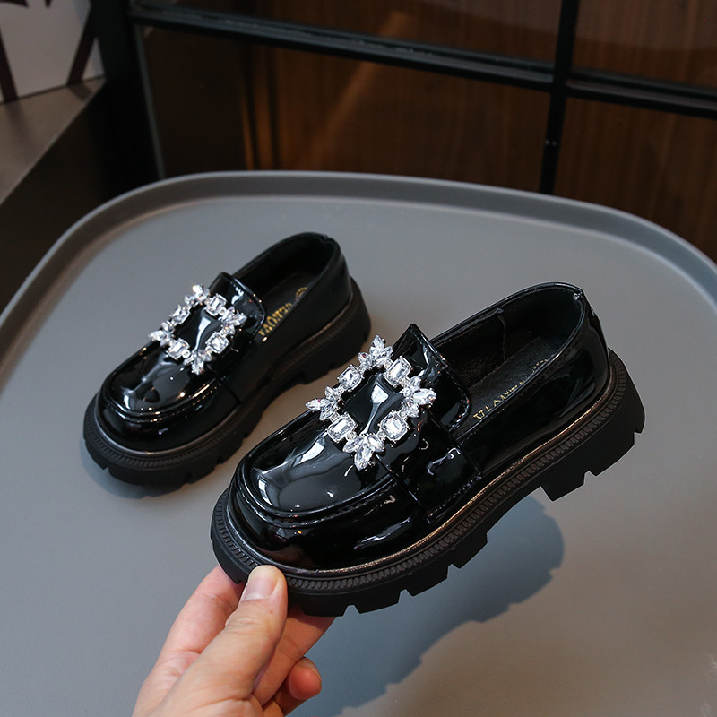 Nove kožne cipele za djevojčice iz 2023. Elegantne dječje modne mokasine PU jednostavne vještačke dijamante slatke dječje cipele za ležerno proljeće jesen platforma