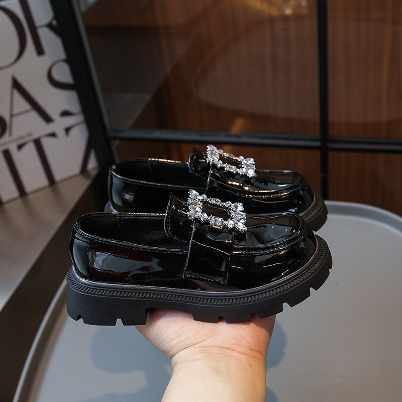 Nove kožne cipele za djevojčice iz 2023. Elegantne dječje modne mokasine PU jednostavne vještačke dijamante slatke dječje cipele za ležerno proljeće jesen platforma
