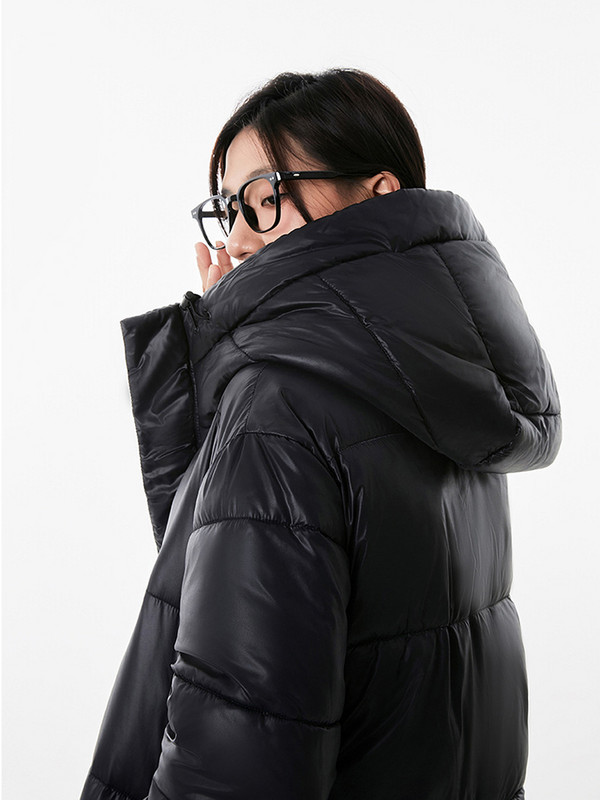 Crna sjajna jakna s kaputom Ženska modna deblja zimska jakna s kapuljačom 2023. Ženska topla gornja odjeća otporna na vjetar otporna na kišu