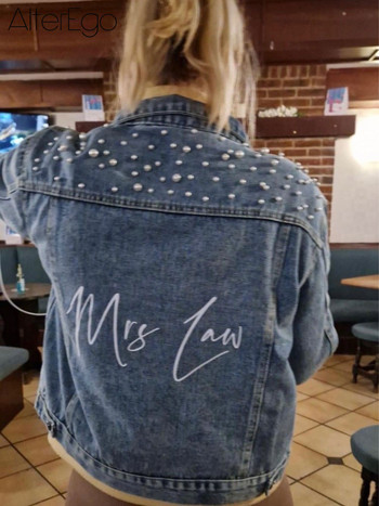 Προσαρμοσμένο μπουφάν τζιν νύφης Πέρλα Mrs Bachelorette Jean Jackets Δώρο για πάρτι για την ημέρα του γάμου Εξωτερικά ρούχα παράνυμφων Προσωποποιημένα παλτό