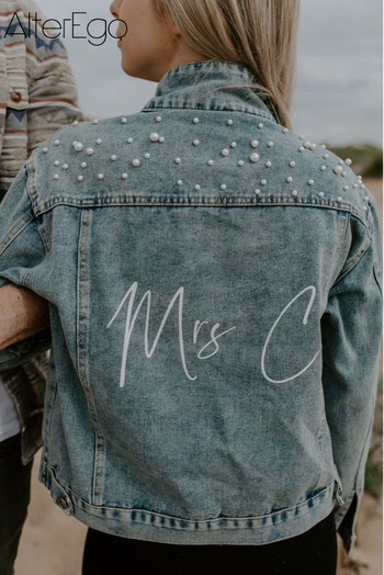 Προσαρμοσμένο μπουφάν τζιν νύφης Πέρλα Mrs Bachelorette Jean Jackets Δώρο για πάρτι για την ημέρα του γάμου Εξωτερικά ρούχα παράνυμφων Προσωποποιημένα παλτό