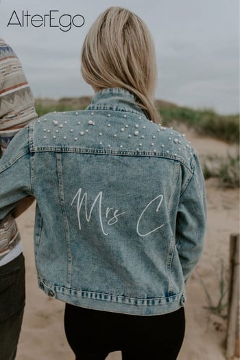 Προσαρμοσμένο μπουφάν τζιν νύφης Πέρλα Mrs Bachelorette Jean Jackets Δώρο για πάρτι για την ημέρα του γάμου Εξωτερικά ρούχα παράνυμφων Προσωποποιημένα παλτό