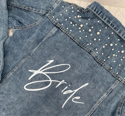 Προσαρμοσμένο μπουφάν τζιν νύφης Πέρλα Mrs Bachelorette Jean Jackets Δώρο για πάρτι για την ημέρα του γάμου Εξωτερικά ρούχα παράνυμφων Προσωποποιημένα παλτό