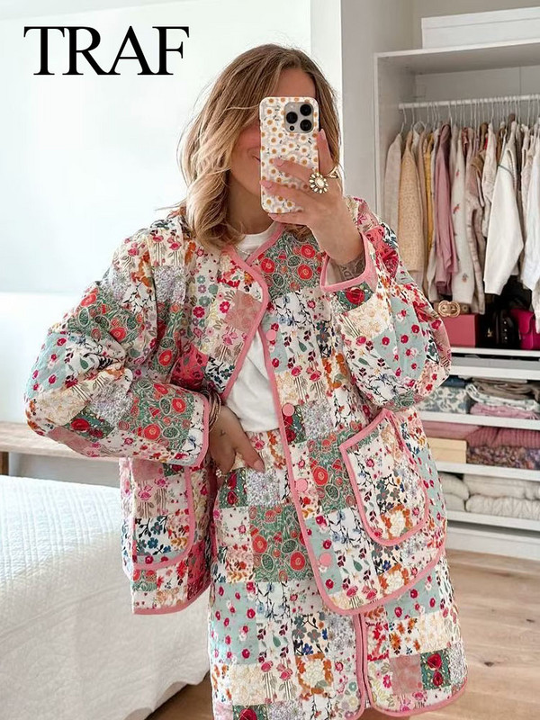 TRAF Sievietēm Jauns šiks Ziemas ziedu apdruka stepēta jaka O kakla ar garām piedurknēm Sievietei ikdienas modes brīvi virsdrēbes Ielu apģērbi