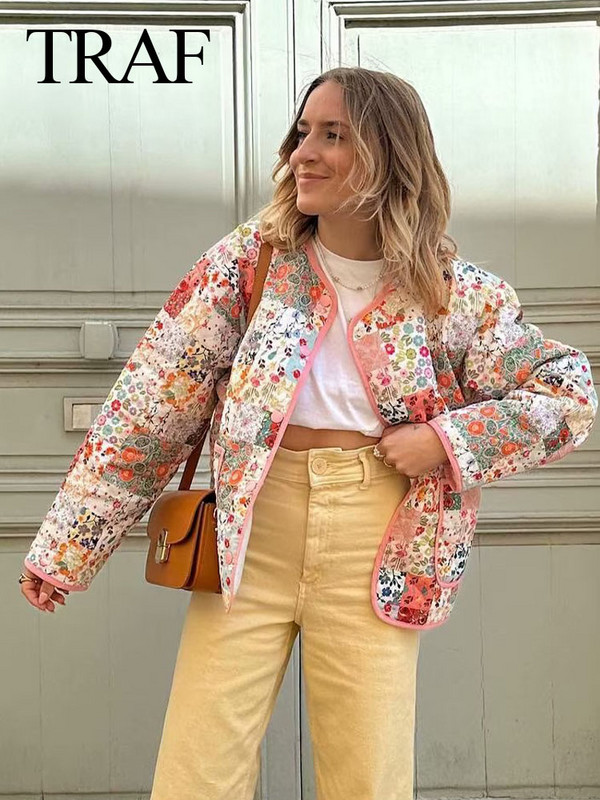 TRAF Sievietēm Jauns šiks Ziemas ziedu apdruka stepēta jaka O kakla ar garām piedurknēm Sievietei ikdienas modes brīvi virsdrēbes Ielu apģērbi
