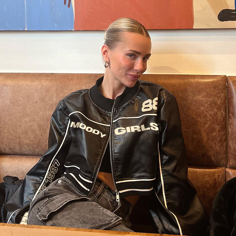 Forša, stilīga, seksīga meitene ar krāsainu rāvējslēdzēju ar burtu apdruku, brīva, īsa ādas motocikla jaka sieviešu rudens tērpam