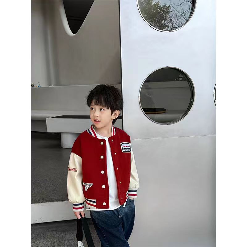 Zēnu beisbola mētelis āra jaka ar vienrindu raibu burtu apdruka, brīva cēloņsakarība, 2023. gada pavasaris, rudens 4–12 gadus veci