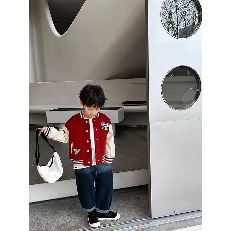 Zēnu beisbola mētelis āra jaka ar vienrindu raibu burtu apdruka, brīva cēloņsakarība, 2023. gada pavasaris, rudens 4–12 gadus veci