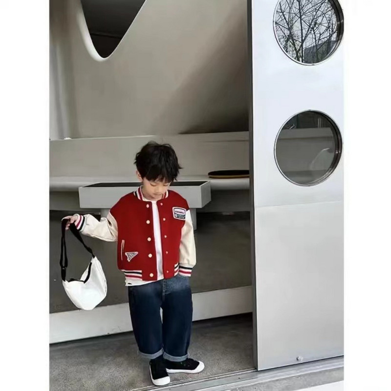 Zēnu beisbola mētelis āra jaka ar vienrindu raibu burtu apdruka, brīva cēloņsakarība, 2023. gada pavasaris, rudens 4–12 gadus veci