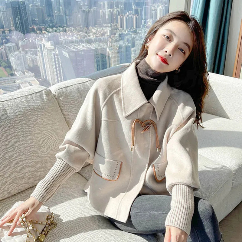 Proljeće 2022. novi vuneni kaput mali muški kaput mali mirisni vjetar ženski modni kratki kaput s gumbima za rog