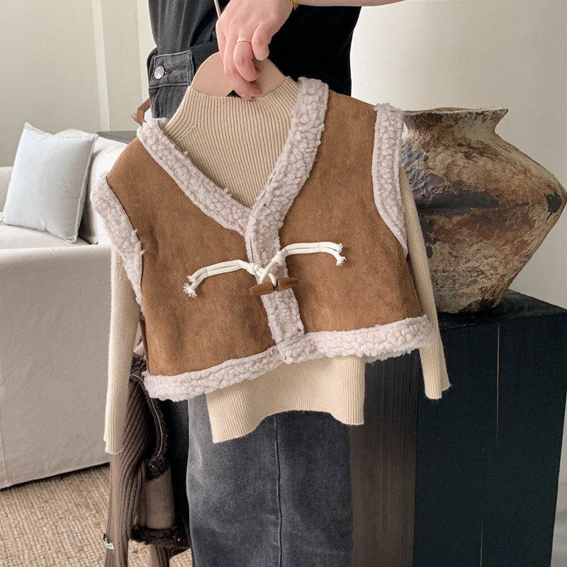 Meiteņu rudens un ziemas kažokādas integrēta veste 2023 Korejiešu meiteņu ārzemju stila jēra kažokādas biezināta plecu veste