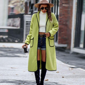 Moteriškas žieminis paltas su dviguba kišenine apverčiama apykakle, vientisos spalvos laisva, vidutinio ilgio, išlaiko šilumą ilgomis rankovėmis, atviromis siūlėmis moteriškas paltas