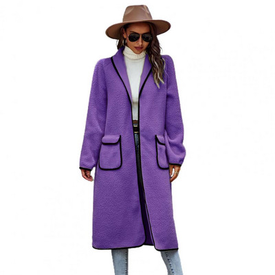 Moteriškas žieminis paltas su dviguba kišenine apverčiama apykakle, vientisos spalvos laisva, vidutinio ilgio, išlaiko šilumą ilgomis rankovėmis, atviromis siūlėmis moteriškas paltas