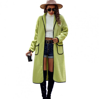 Moteriškas žieminis paltas su dviguba kišenine apverčiama apykakle, vientisos spalvos laisva, vidutinio ilgio, išlaiko šilumą ilgomis rankovėmis, atviromis siūlėmis moteriškas paltas