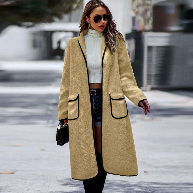 Moteriškas žieminis paltas su dviguba kišenine apverčiama apykakle, vientisos spalvos laisva, vidutinio ilgio, išlaiko šilumą ilgomis rankovėmis, atviromis siūlėmis moteriškas paltas