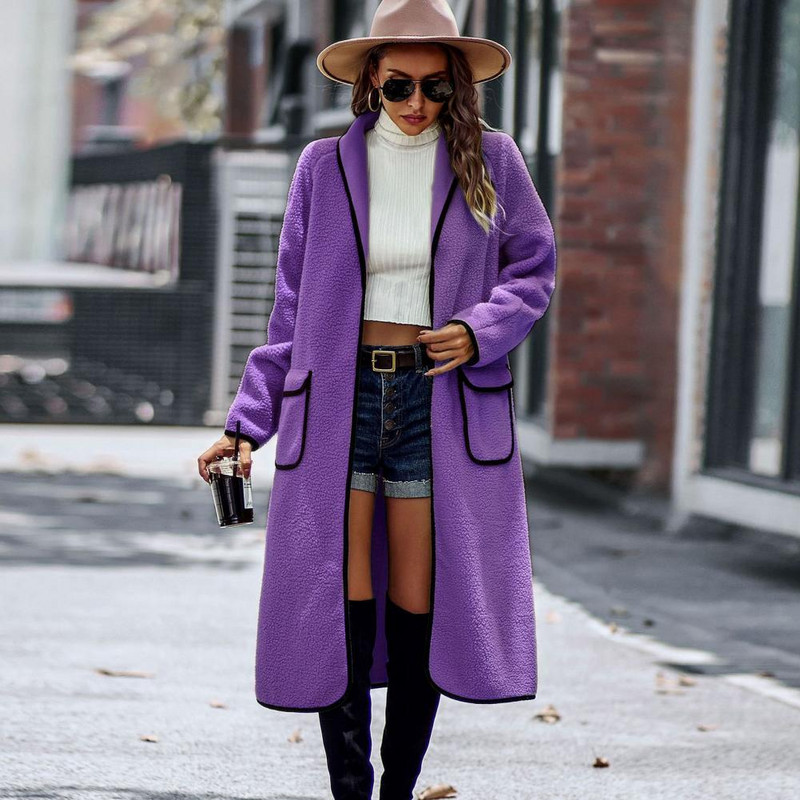 Moteriškas žieminis paltas su dviguba kišenine apverčiama apykakle, vientisos spalvos laisva, vidutinio ilgio, išlaiko šilumą ilgomis rankovėmis, atviromis siūlėmis moteriškas paltas