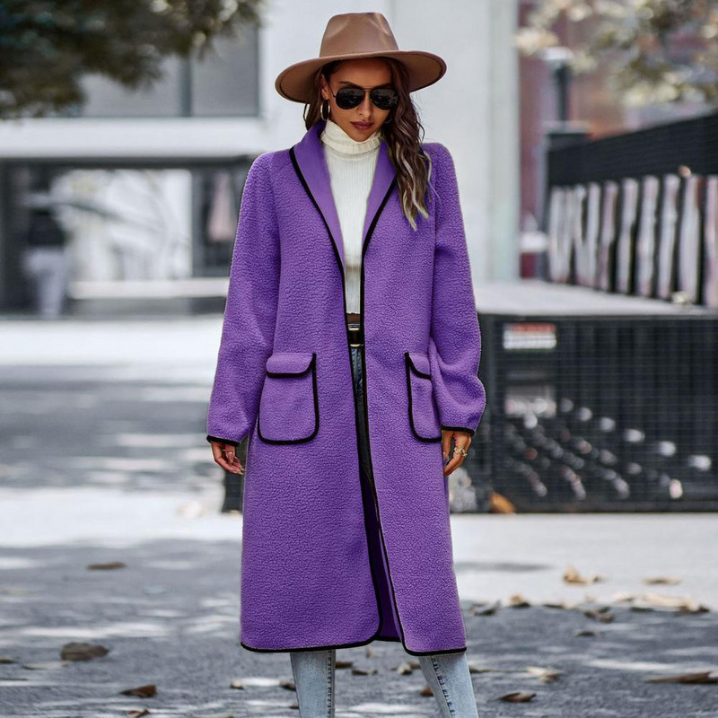 Moteriškas žieminis paltas su dviguba kišenine apverčiama apykakle, vientisos spalvos laisva, vidutinio ilgio, išlaiko šilumą ilgomis rankovėmis, atviromis siūlėmis moteriškas paltas