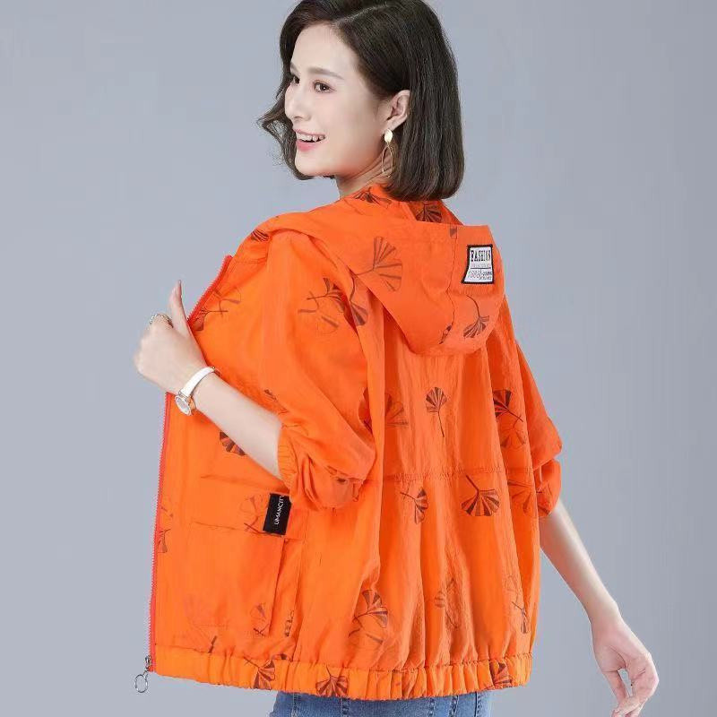 Nova ljetna jakna za 2022. Ženska odjeća za zaštitu od sunca, modna sredovječna majka, ležerna opuštena, tanka vjetrovka s kapuljačom, kaput Fema