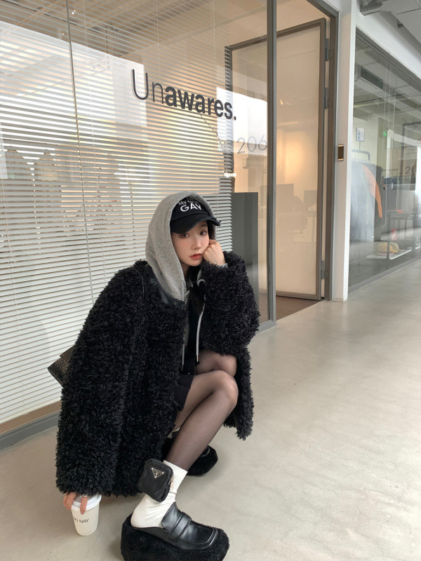 Crni Xiaoxiang Wind 2023, nova ženska zimska mala krznena jakna, kratka visokokvalitetna krznena bunda