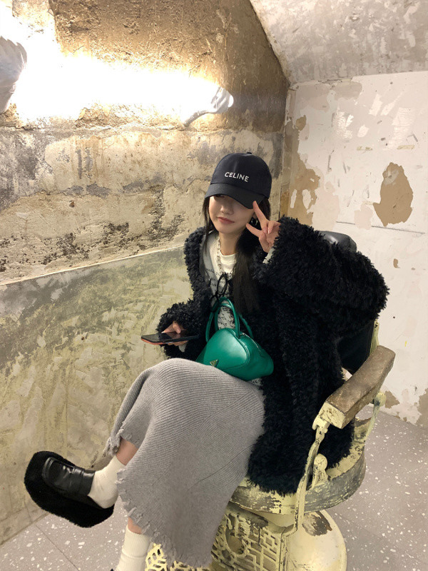 Crni Xiaoxiang Wind 2023, nova ženska zimska mala krznena jakna, kratka visokokvalitetna krznena bunda