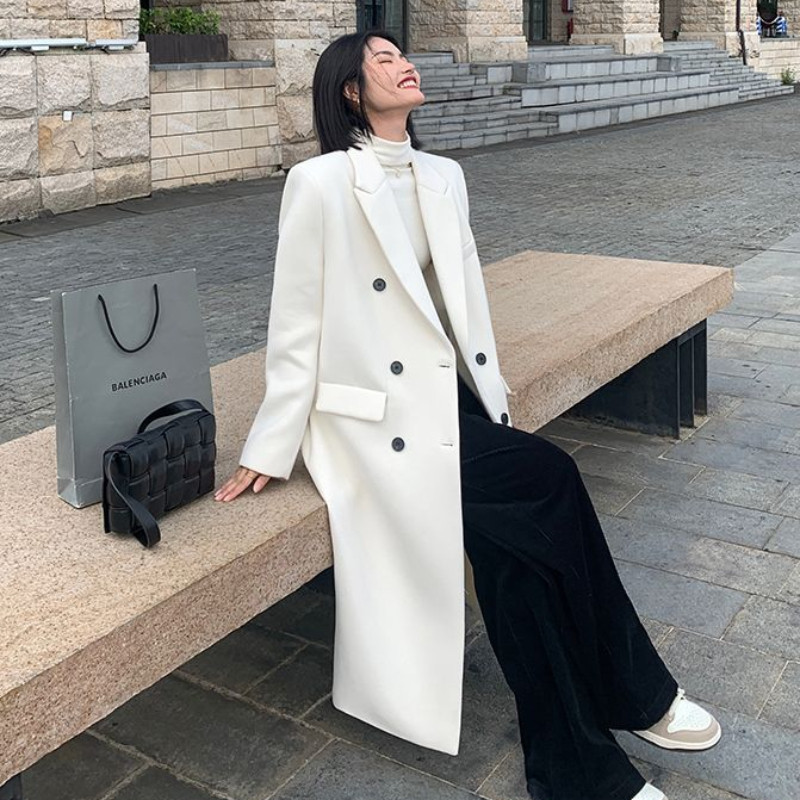Novi ženski elegantni bijeli dugi vuneni kaput ispod koljena za zimu 2023. Ženska vrhunska modna deblja gornja odjeća s dvostrukim kopčanjem