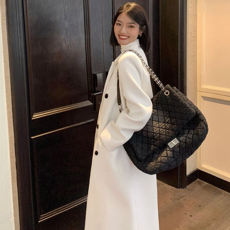 Novi ženski elegantni bijeli dugi vuneni kaput ispod koljena za zimu 2023. Ženska vrhunska modna deblja gornja odjeća s dvostrukim kopčanjem