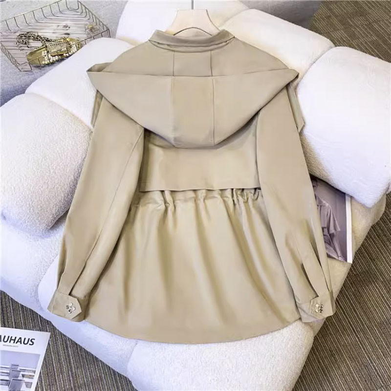 Trench cu rever la modă. Jachetă de petrecere de înaltă calitate