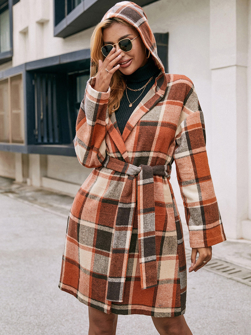 Trenci cu glugă cu glugă, lângă și lejeră, în carouri, de lungime medie, din lână în carouri