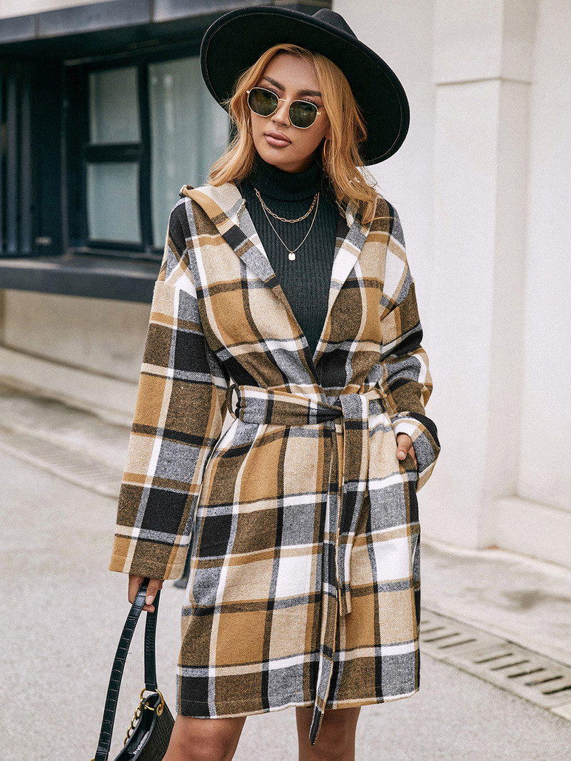 Trenci cu glugă cu glugă, lângă și lejeră, în carouri, de lungime medie, din lână în carouri