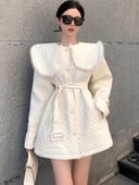 Moteriška žieminė balta striukė su kailine apykakle, viena krūtinė, vidutinio ilgio, šilti medvilniniai paminkštinti viršutiniai drabužiai, juosmens liekninamasis diržas, kratinys