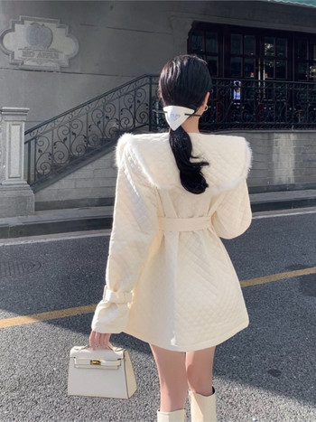 Дамско зимно бяло яке с кожена яка, едноредно, средно дълго, топло връхно облекло с памучна подплата, колан за отслабване на талията, пачуърк