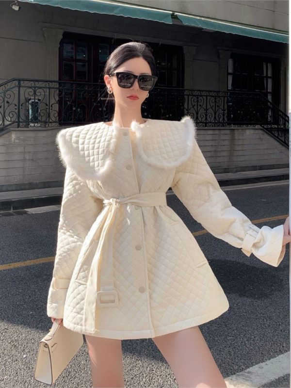 Moteriška žieminė balta striukė su kailine apykakle, viena krūtinė, vidutinio ilgio, šilti medvilniniai paminkštinti viršutiniai drabužiai, juosmens liekninamasis diržas, kratinys