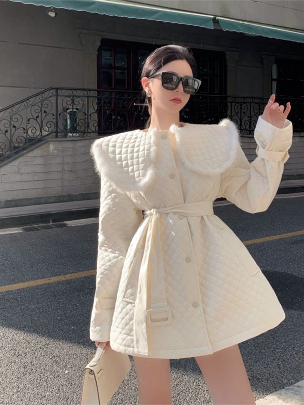 Moteriška žieminė balta striukė su kailine apykakle, viena krūtinė, vidutinio ilgio, šilti medvilniniai paminkštinti viršutiniai drabužiai, juosmens liekninamasis diržas, kratinys