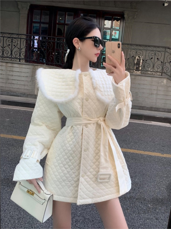 Moteriška žieminė balta striukė su kailine apykakle, viena krūtinė, vidutinio ilgio, šilti medvilniniai paminkštinti viršutiniai drabužiai, juosmens liekninamasis diržas, kratinys