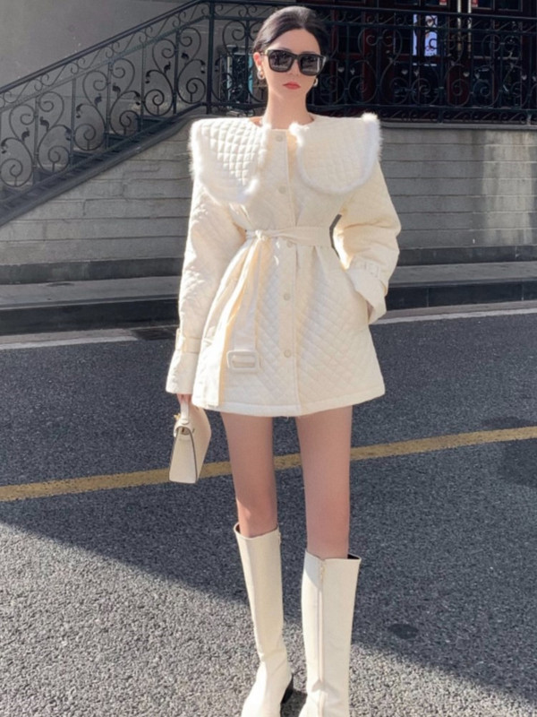 Moteriška žieminė balta striukė su kailine apykakle, viena krūtinė, vidutinio ilgio, šilti medvilniniai paminkštinti viršutiniai drabužiai, juosmens liekninamasis diržas, kratinys