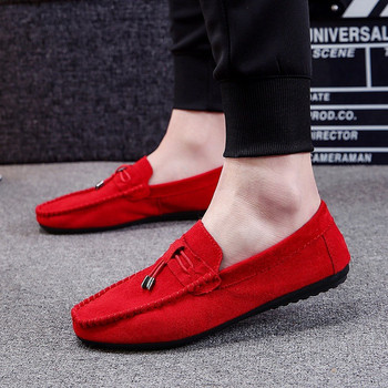 Пролетни червени велурени мокасини Обувки за ходене с приплъзване за мъже Меки кожени мокасини 2023 Нова мода Удобни ежедневни мъжки плоски обувки