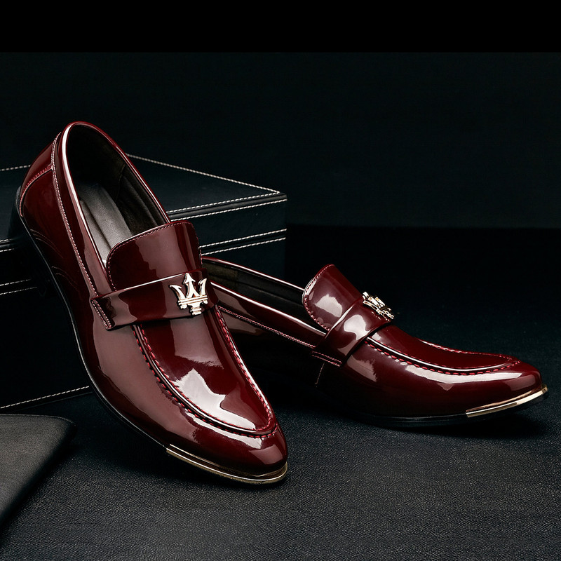 Svečane cipele Naklizane metalno ukrašene poslovne džentlmenske muške cipele Crnoplave Luksuzne lakirane muške cipele sa špicastim prstima