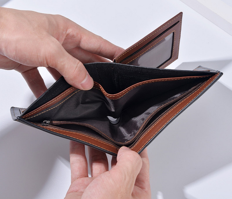 Jaunų vyrų senovinė odinė trumpa piniginė su užtrauktuku užsegama kišene, keliomis kortelių angomis ir skaidriu ID langu