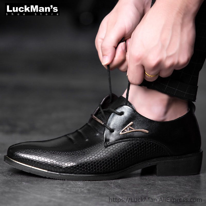 Επώνυμα κλασικά ανδρικά παπούτσια με μυτερό φόρεμα πολυτελείας ανδρικά παπούτσια Pu δερμάτινα μαύρα παπούτσια γάμου Ανδρικά επίσημα παπούτσια Oxford Plus μέγεθος 48