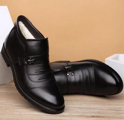 2023 Nove zimske čizme od prave kože Muške zimske cipele Tople cipele od kravlje kože Plišane crne Chelsea čizme Muške čizme do gležnja