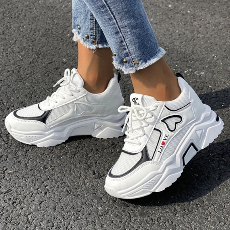 2023 Νέο γράμμα με γραφικά κορδόνια με κορδόνια εμπρός σφήνα αθλητικά παπούτσια Γυναικεία παπούτσια με χοντρό κάτω μέρος με κορδόνια Επίπεδα παπούτσια ελεύθερου χρόνου εκτός μόδας