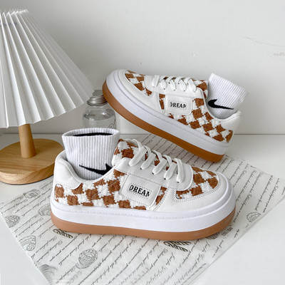 2023. gada jaunas plānas dēļa kurpes biezas zoles daudzpusīgas elpojošas audekla mazas baltas kurpes cute lielas kurpes