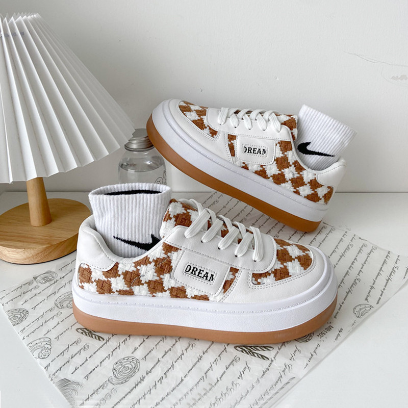 2023. gada jaunas plānas dēļa kurpes biezas zoles daudzpusīgas elpojošas audekla mazas baltas kurpes cute lielas kurpes