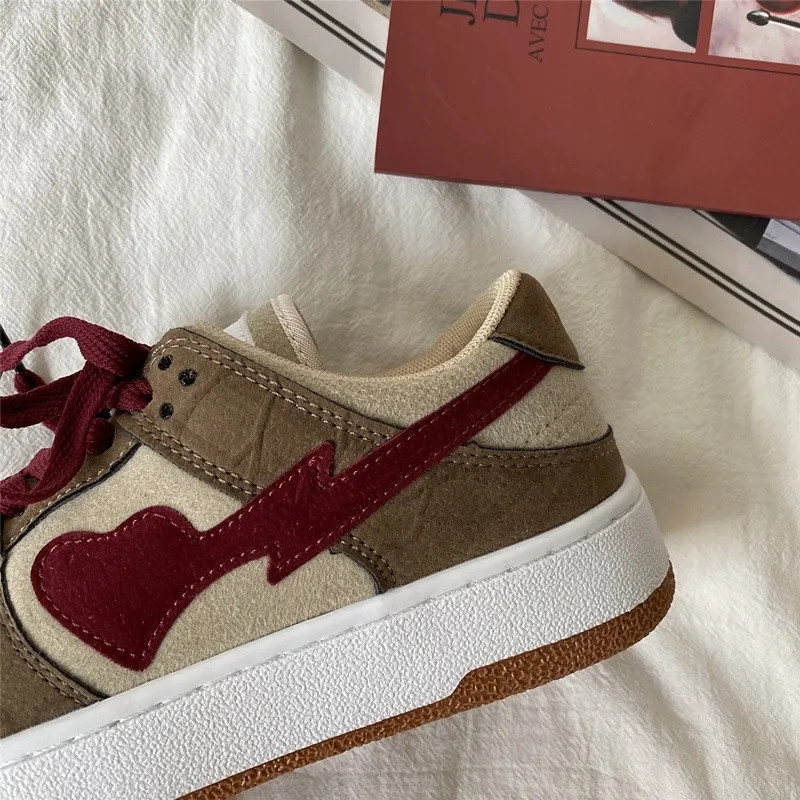 Παπούτσια καμβά Γυναικεία παπούτσια ίσια αθλητικά παπούτσια για άνοιξη 2023 Νέο φθινόπωρο αθλητικά παπούτσια σε σχήμα καρδιάς Γυναικεία δερμάτινα παπούτσια Tenis Feminino