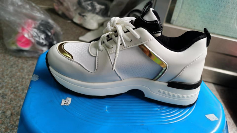 2023. gada rudens tendences sporta kurpes, ikdienas ādas elpojošas šuves vulkanizētām modes pārim, sašņorētām tenisa kedām sievietēm