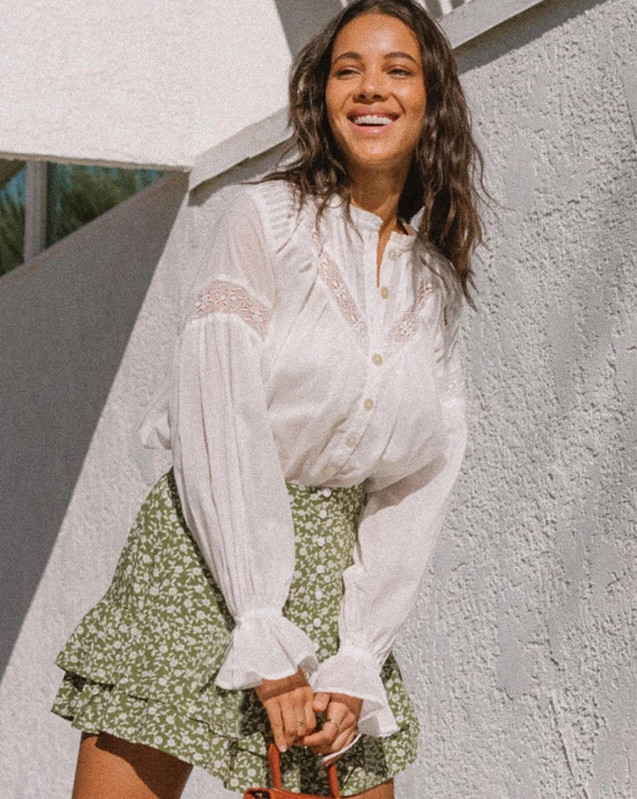 Boho inspirirana poluprozirna bijela bluza za žene S naboranim izrezom i gumbima dolje seksi ženske majice s dugim rukavima