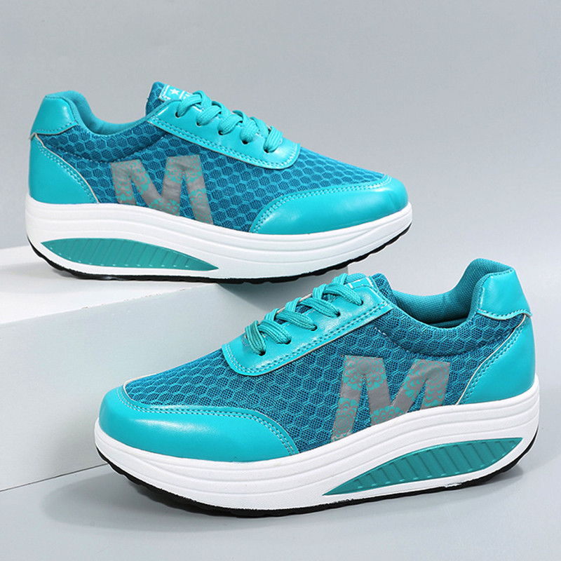 Γυναικεία πάνινα παπούτσια με πλατφόρμα με δίχτυ που αναπνέει 2023 Αθλητικά παπούτσια με χοντρό κάτω μέρος για την άνοιξη Γυναικεία Plus μέγεθος 43 ελαφριά παπούτσια με κορδόνια casual