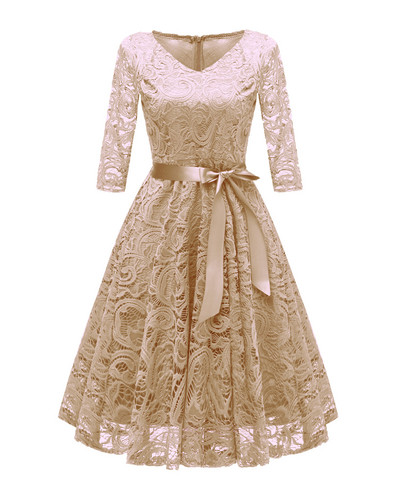 Seksi čipkaste haljine dugih rukava s V-izrezom i vezicama dobro su se prodavale u proljeće 2022.