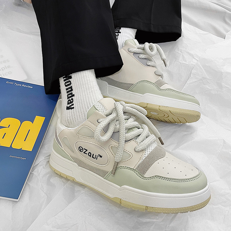 Nauji batai vyrams Madingi korėjietiško stiliaus laisvalaikio batai Patogūs sportbačiai su riedlente Mišrios spalvos Suvarstomi vaikščiojimo vyriški batai